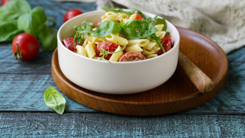 Rețetă rapidă de vară. Salată de paste cu roșii, mozzarella și busuioc, gata în 15 minute