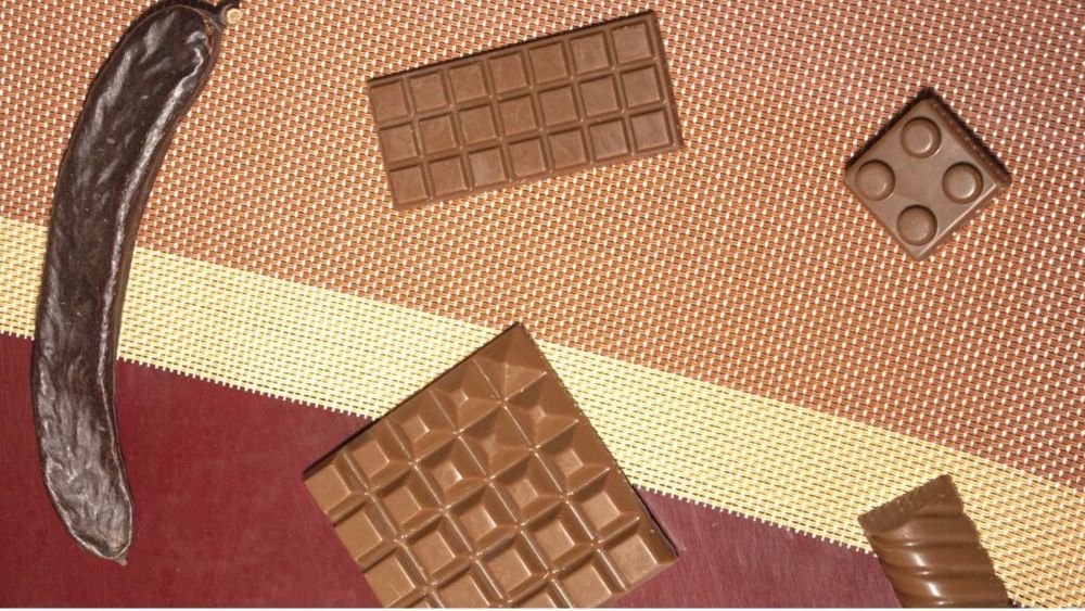 Au început să apară variante de ciocolată fără cacao. Ce inovații a adus prețul foarte ridicat al acestei materii prime în industria de sector