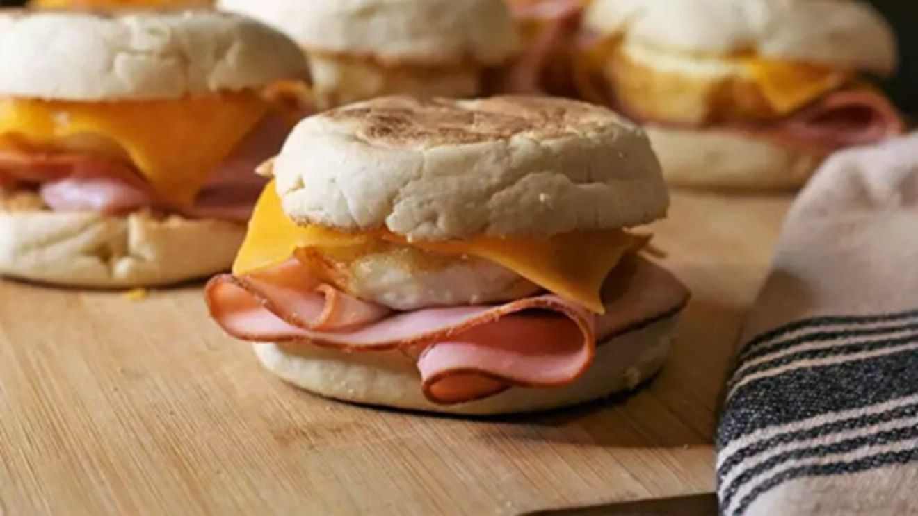 Sandvișuri cu șuncă, ou și brânză pentru micul dejun / Perfect pentru o dimineață când ești pe fugă și nu ai timp de gătit
