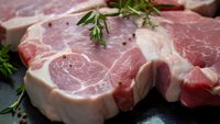Anchetă epidemiologică în cazul celor şase orădeni care au fost internaţi sâmbătă cu suspiciune de botulism, după ce au consumat produse din carne de porc preparate în gospodărie