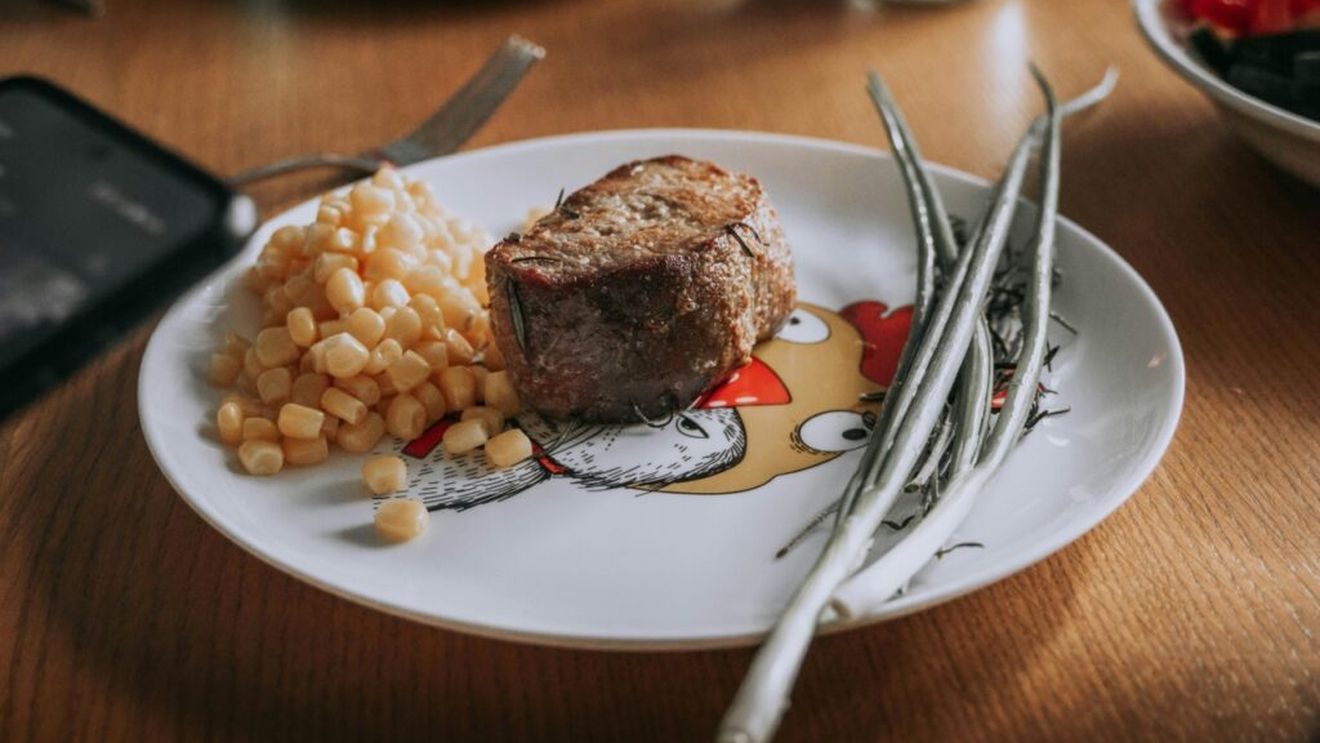 Dieta în ciroză: Pacienții cu boală hepatică avansată trebuie să mănânce des, cantități mici, și să se axeze pe carbohidrați, grăsimi saturate și proteine, pentru a avea energie și a nu pierde masă musculară