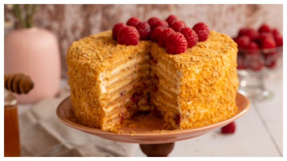 FOTO - VIDEO | Poveste lipovenească în episodul 2 al seriei „Portret gastronomic local”/ „La Grisha” și Tortul Medovik