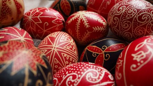 Hunedoara: Atelier de „împistrire” a ouălor de Paşte, la secţia de etnografie a muzeului din Brad