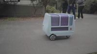 O profesoară pensionară de 78 de ani, arestată în SUA după ce a blocat intenționat un robot de livrare