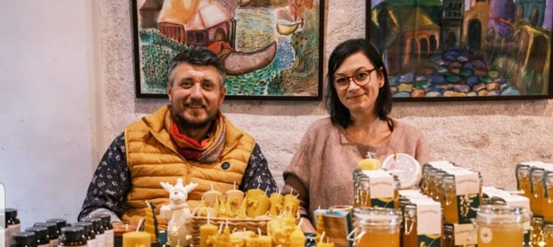 Dragoș Carp a renunțat la viața în București pentru a construi, în Dobrogea, un brand de miere cu rădăcini locale / A transformat pasiunea tatălui său într-un brand apreciat internațional: „Nu forțăm producția, nu folosim antibiotice și asigurăm distanțarea stupinelor de zonele intens cultivate tehnic”