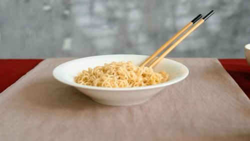 Știai că poți face ca și alimentele instant să devină sănătoase? / O nutriționistă asiatico-americană își spune povestea adaptării ei la dieta occidentală și explică, pas cu pas, cum putem face din alimentele instant unele pline de nutrienți