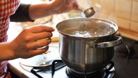 Pui sarea în apă înainte să fiarbă sau după ce dă în clocot? Când trebuie să sărezi apa pentru cartofi, paste și legume / Regula pe care o greșim fără să ne dăm seama