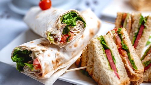 Sandwich-ul pe care îl poți lua la pachet chiar și pe timp de vară. Trei variante practice pentru un prânz rapid. Ce ingrediente să alegi când pleci la drum lung, la plajă sau picnic