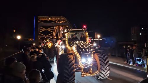 În Germania și UK a început parada tractoarelor împodobite de Crăciun! Obiceiul datează din 1990 și reflectă importanța fermierilor în viața comunităților locale (VIDEO)