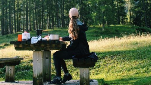 Cele mai bune gustări pentru drumeții/ Un nutritionist explică de ce trebuie să evităm carbohidrații și zahărul, când suntem în excursie