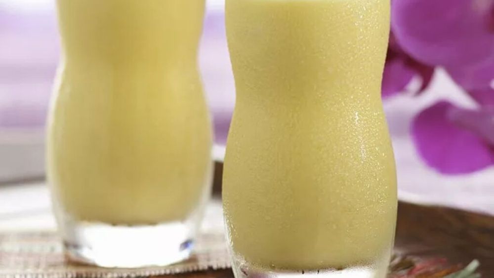 Smoothie răcoritor din lapte de cocos și banane, un mic răsfăț de weekend/ Un frappé tropical ideal pentru mari și mici - nu conține zahăr adăugat