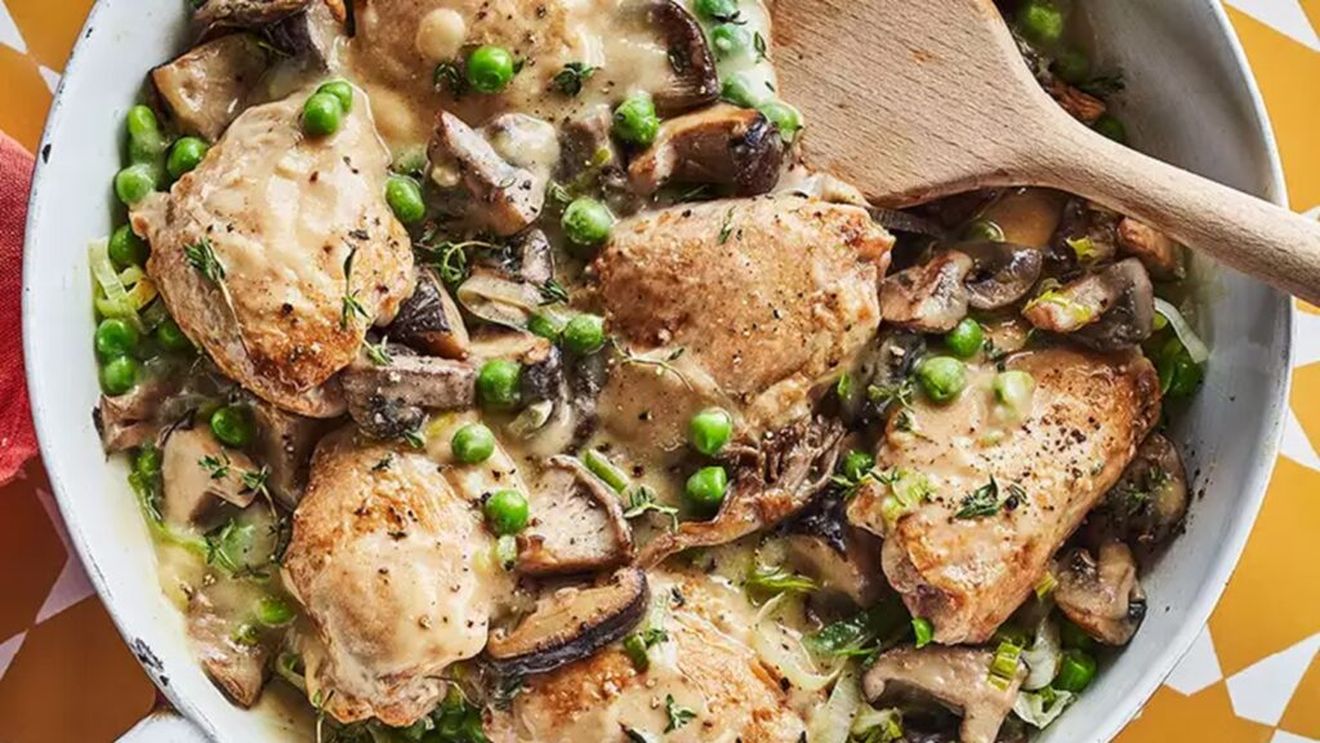 Pui înăbușit cu ciuperci și praz, o cină săracă în grăsimi saturate și bogată în fibre/Sosul de muștar aduce o savoare ușor picantă
