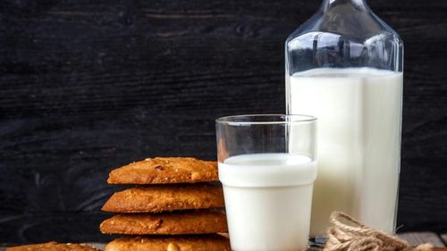 Laptele va rezista mai mult cu trei săptămâni, în frigider, dacă adăugăm în el un ingredient care există în absolut orice bucătărie/Mai mult, specialiștii ne sfătuiesc să nu depozităm laptele pe ușa frigiderului. Iată de ce