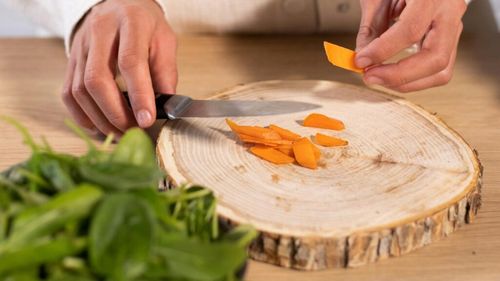 Un gastroenterolog explică ce alimente nu produc gaze/ Ca să eviți balonarea, alege proteine, morcovi, spanac, zmeură, kefir și alte mâncăruri prietenoase cu digestia