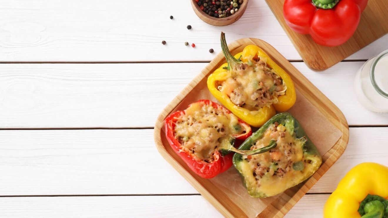 Rețete superușoare. Ardei umpluți cu cartofi, brânzeturi și ierburi aromatice. Combinație vegetariană bună și la pachet