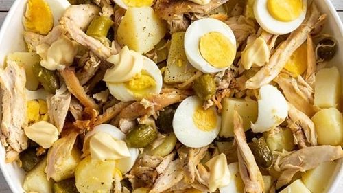 Prânzul de duminică. Rece, de vară fierbinte: salată de pui cu cartofi, ouă și castraveți murați. Există multe salate cu cartofi dincolo de salata orientală