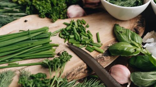 8 ierburi mediteraneene esențiale: cu ce le mănânci și de ce știința zice că ar trebui să fie și în bucătăria ta / Bonus: Salată mediteraneană de linte, gata în 20 de minute
