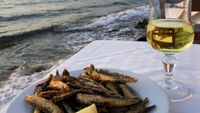 Cât costă o masă în Thassos în vara lui 2026. O familie cu trei copii a plătit aproape 600 de lei pentru o cină completă