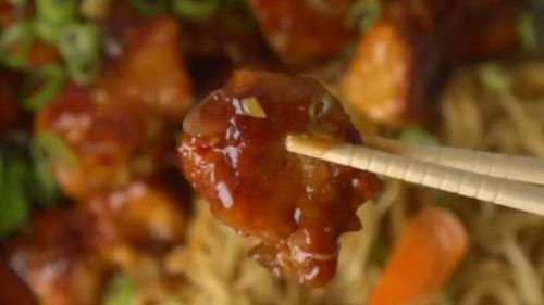 Tofu crocant în sos dulce-picant, inspirat din celebrul General Tso’s Chicken / Rețeta rapidă care cucerește și vegetarienii, și iubitorii de carne