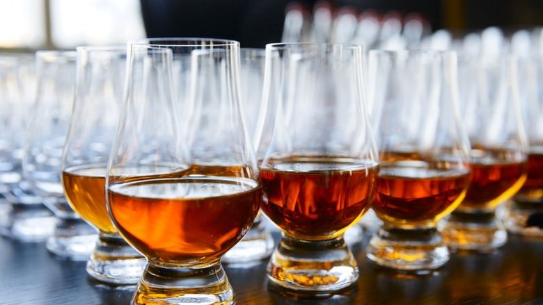 Pălinca românească, premiată la Londra. O distilerie artizanală din Bistrița-Năsăud a câștigat patru medalii la IWSC 2026