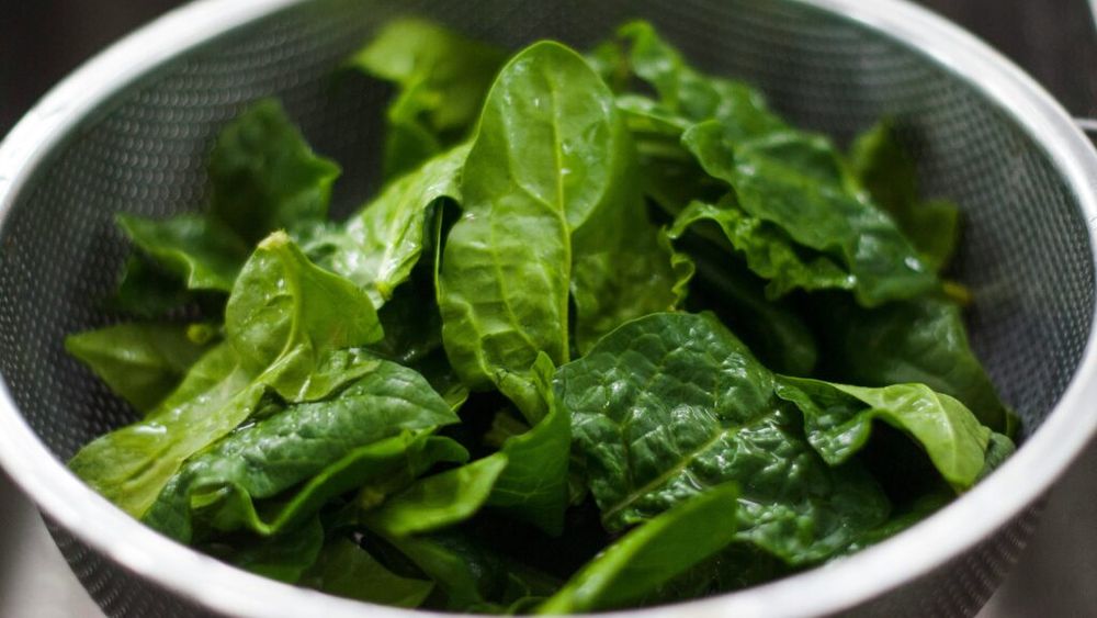Nu este suficient să treci salata sub jet de apă / Cum se spală corect verdețurile pentru a reduce riscul de bacterii și paraziți