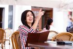 Regula nescrisă din restaurantele europene pe care mulți turiști nu o știu. Cum îi arăți ospătarului că ești gata să comanzi fără să-i faci cu mâna