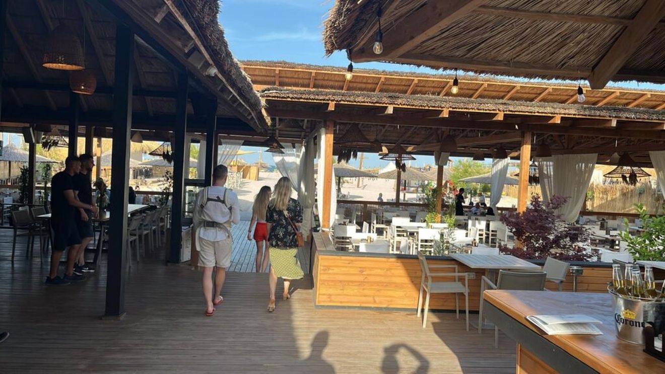 Care sunt prețurile la restaurantele de pe plaja din Castelldefels, una dintre cele mai scumpe localități din Spania în comparație cu prețurile din Mamaia Nord