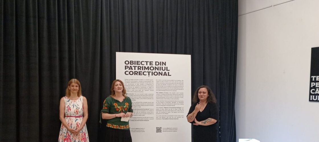 „Obiecte din Patrimoniul Corecțional”, expoziția care vorbește despre violența transmisă din generație în generație/ Exponatele sunt sugestive: de la lingura de lemn, mătura de nuiele, rigla, bătătorul de covoare și până la cojile de nuci!