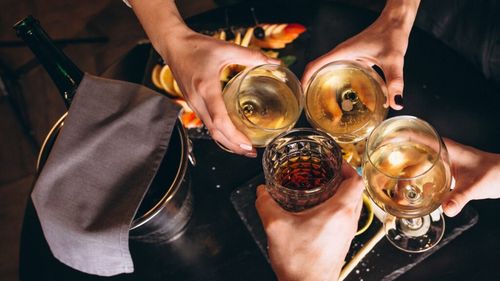 Toate băuturile alcoolice sunt nocive, dar unele sunt mai rele decât altele / Vin, bere sau tărie? Un studiu amplu arată care dintre tipurile de alcool dăunează mai puțin sănătății