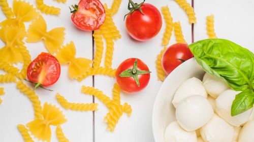 Rețetă prietenoasă cu diabeticii: Paste integrale cu roșii cherry „topite” și mozzarella