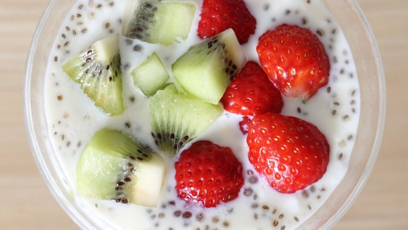 VIDEO I O budincă din semințe de chia cu iaurt în stil cheese cake la micul dejun, cu fructe după preferință deasupra