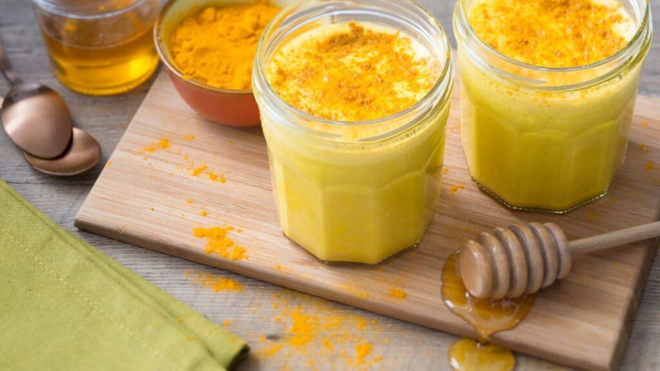 Patru băuturi antiinflamatorii, pe care le prepari rapid și care te vor ajuta să dormi „ca un prunc”/ Poți alege o infuzie din plante sau o băutură pe bază de lapte