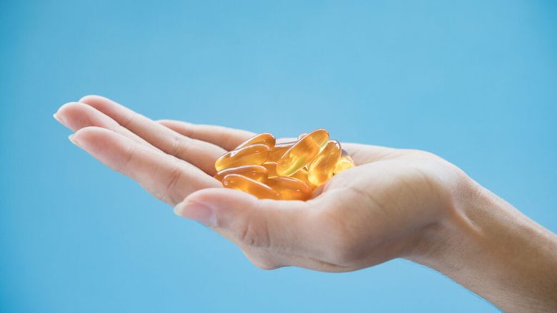 Când este cel mai bine să iei vitamina D. Medicii explică ce influențează absorbția și eficiența suplimentului / Vitamina D trebuie luată împreună cu alimente care conțin grăsimi