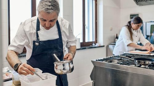 FOTO | Doi români lansează în Italia un restaurant cu bucătărie experimentală / Localul, amplasat într-o construcție moderană care arată ca o piramidă și care a fost gândită ca un centru dedicat plantelor medicinale