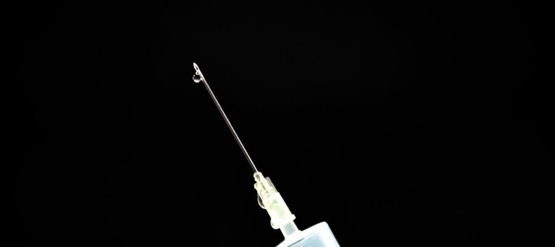 Vă duceți să vă vaccinați, tu sau copilul? Aveți grijă ce mâncați înainte de a merge la policlinică. Pentru că febra de după vaccin e provocată de alimentație
