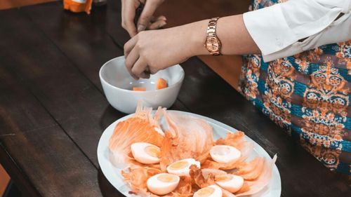 Ce alimente trebuie să mănânci dacă îți lipsește această vitamină/ Peste 50% dintre diabetici au această deficiență/ Mănâncă ouă, somon, ciuperci, iaurt, cereale și fructe și legume, pentru a elimina această problemă