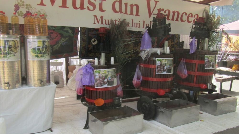 VIDEO-FOTO/ S-a dat startul sezonului mustului. În Parcul Izvor din București doritorii sunt așteptați de astăzi până duminică la must și pastramă