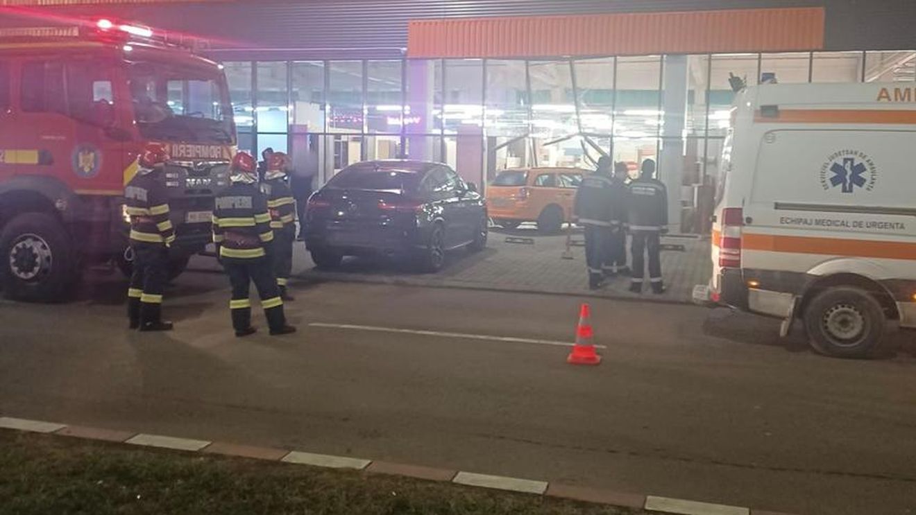 Autoturism, intrat în vitrina unui magazin din Suceava / Şoferul a refuzat transportul la spital - FOTO