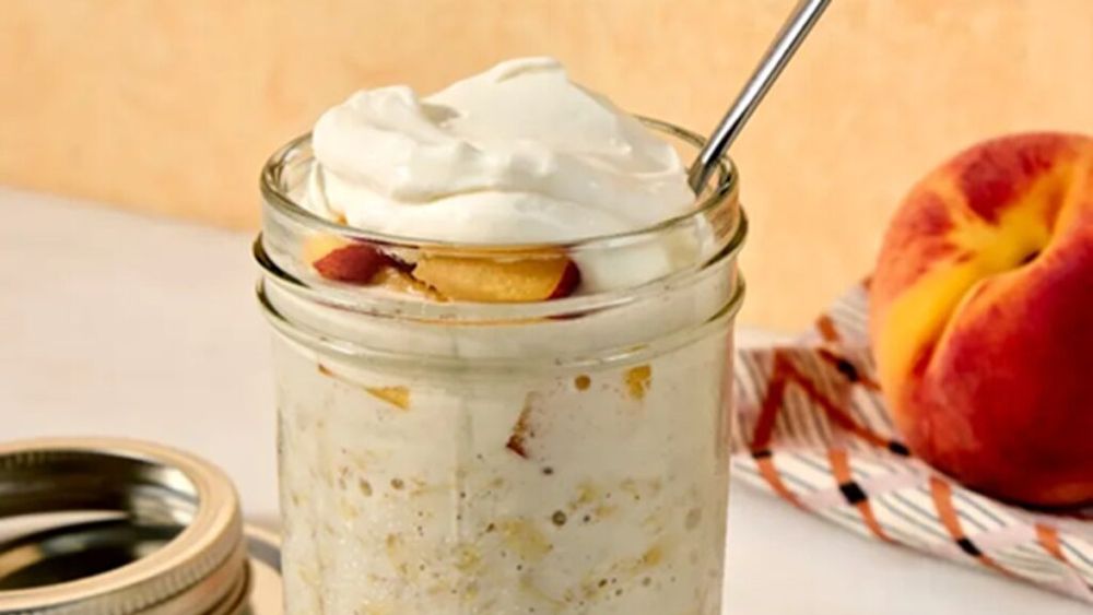 Ovăz cu piersici și cremă, pregătit de seara / Un mic dejun delicios ca un desert și sănătos ca un preparat dietetic