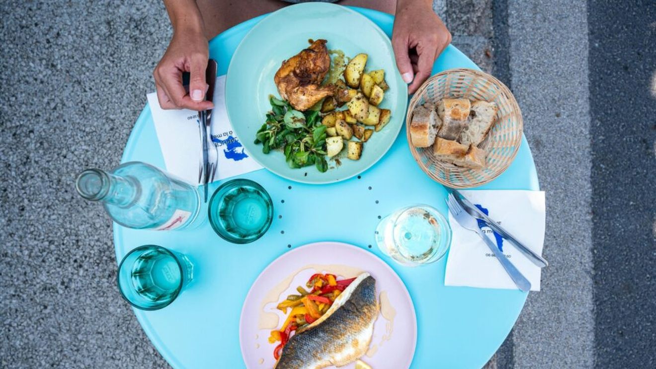 Cum să faci față dificultăților alimentare după un accident vascular cerebral / Dieteticienii vă sfătuiesc să mâncați ponderat, alimente sănătoase și recomandă dieta mediteraneeană, pentru a reduce riscul de viitoare AVC-uri