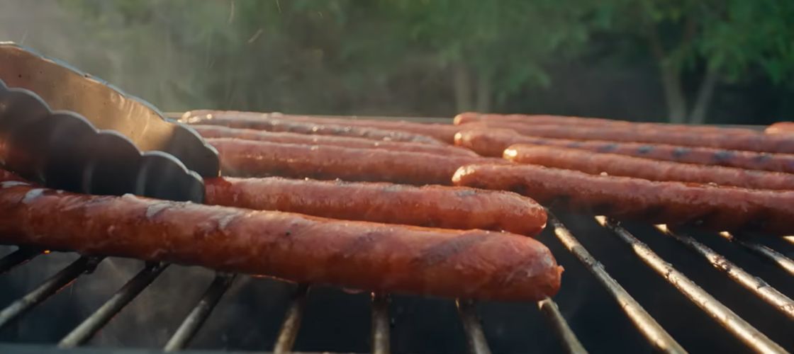 Cele mai frecvente greșeli când prepari cârnați pe grătar. Detaliile care fac diferența dintre un produs suculent și unul uscat