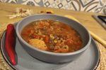VIDEO FOTO | Ciorbă de curcan cu legume, fidea și borș. Un comfort food ușor de preparat, pentru un prânz lejer
