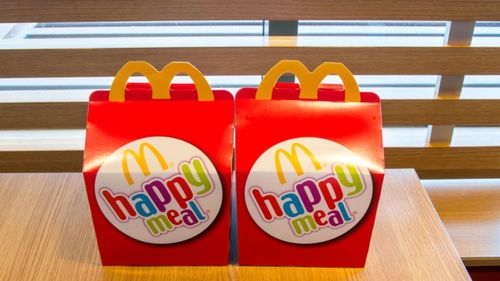 În fast food-urile și restaurantele americane, aproape un adult din doi comandă meniuri de copii. „Mulți caută confort în ceea ce le amintește de copilărie, într-o perioadă marcată de inflație, taxe vamale și incertitudini economice”