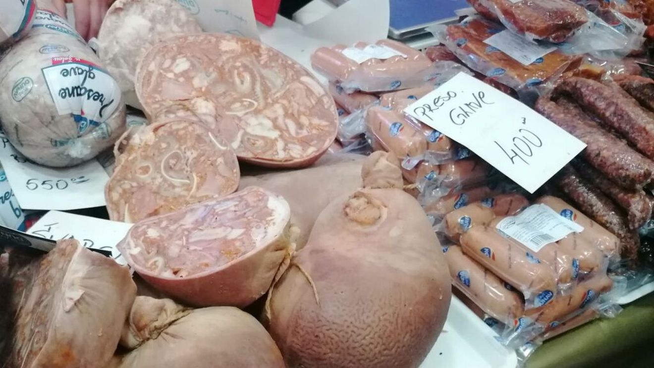 Toba de porc, produsul  culinar care a scos din anonimat un sat din Serbia, locuit, în mare parte, de etnici români