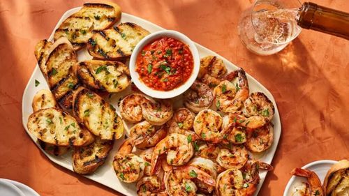 Creveți la grătar cu sos de roșii proaspete/Un prânz care pare pretențios, dar de fapt e unul foarte simplu și gustos