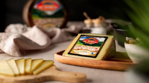 Cine sunt producătorii români care au câștigat medalii la World Cheese Awards 2025. Andreea Popa, primul jurat român prezent la această competiție