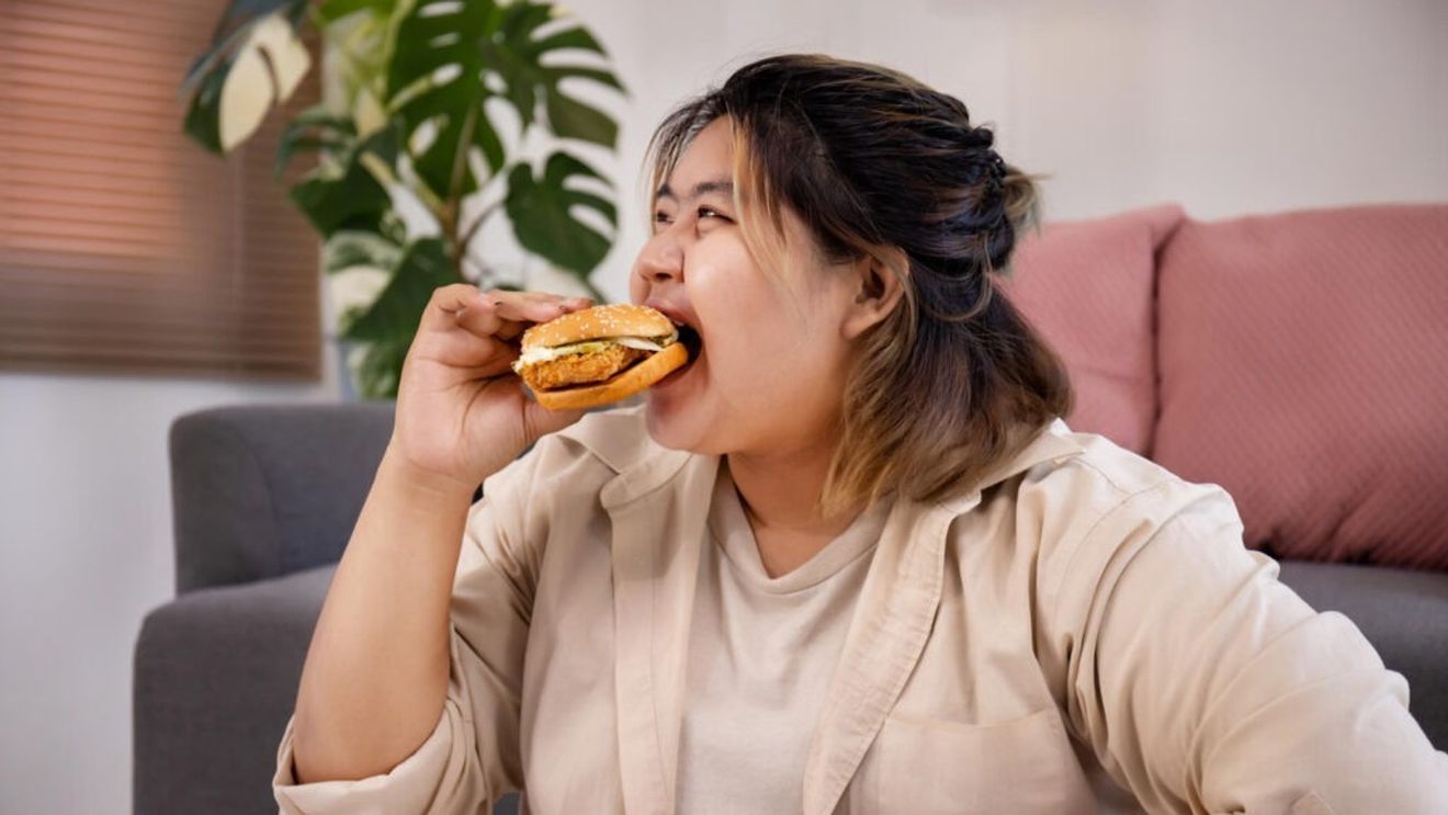 Tinerii „Gen Z”, tot mai vulnerabili la excese alimentare / Un nou studiu arată că tinerii sunt mai predispuși să consume junk food, chiar și când nu le e foame