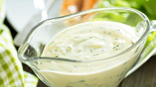 Cum se face un dressing simplu pentru salată. Varianta neutră și 3 combinații aromatice de dressing de iaurt