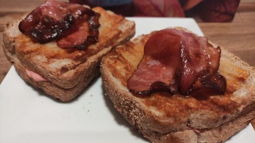 Croque Monsieur – Sandwich-ul franțuzesc faimos pe care îl pregătește orice bistro parizian/ Are un frate aproape geamăn, Croque Madame