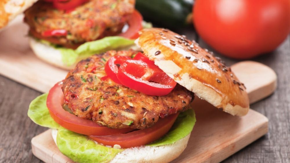 ANALIZĂ | „Hamburgerul vegetal” și războiul denumirilor/ Cum influențează decizia Parlamentului European industria produsele vegetale care imită carnea, dar și producția tradițională